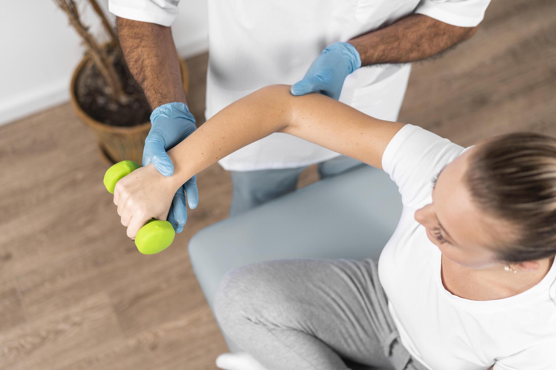 alto-angulo-de-fisioterapeuta-masculino-comprobando-la-fuerza-de-la-mujer (1)